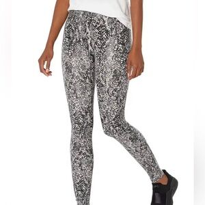 SPANX XL Leggings Faux Leather Snake
Shine Leggings in Grey Snake NWT